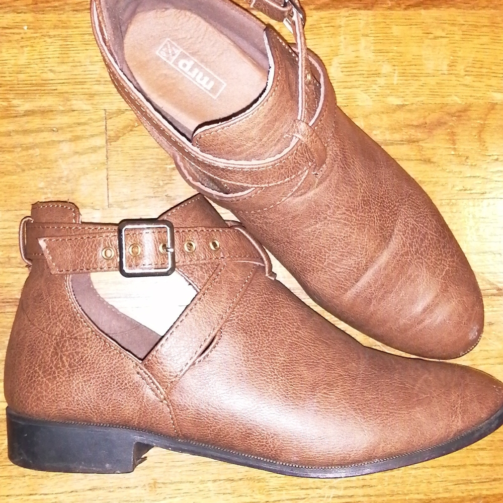 Size 8/8.5 buckle ankle boots
